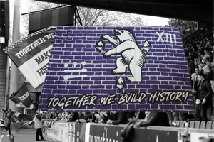 Vlag "Together we build history" XIII